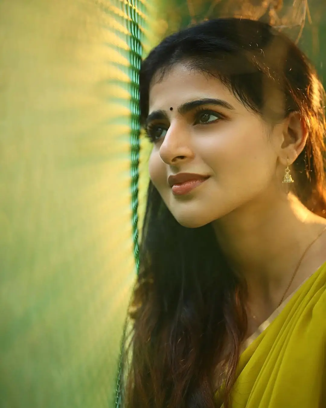 INDIAN ACTRESS ISWARYA MENON PICS IN TRADITIONAL GREEN SAREE BLOUSE 4